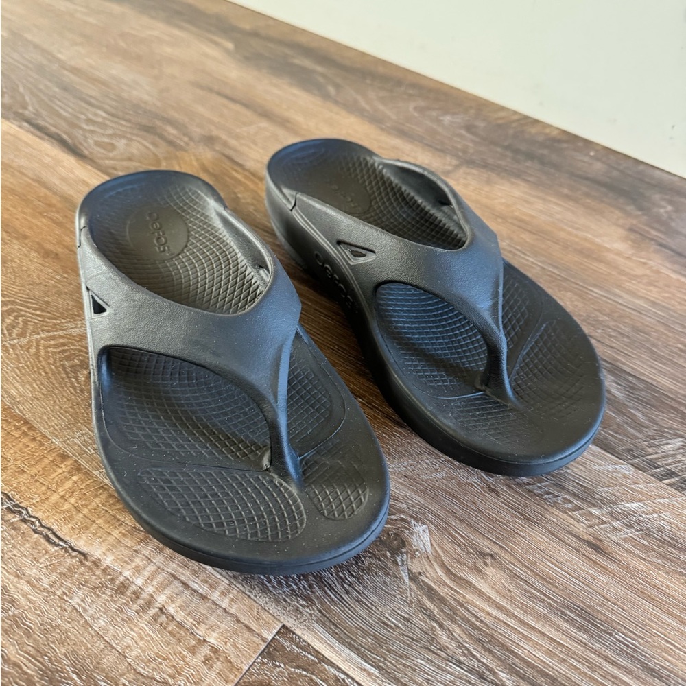 OOFOS Black Flip Flop Sandals M3 W5